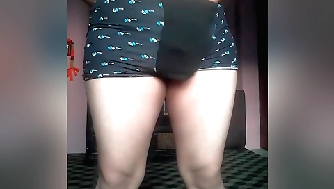 Sexy brunette squirt on the bed in amateur solo video