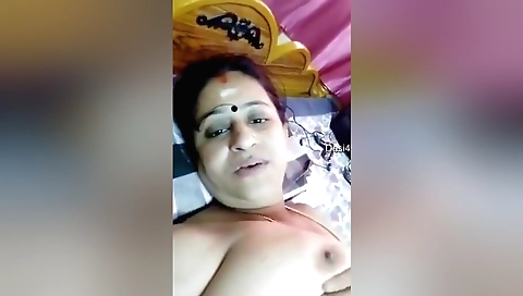 Mallu aunty with shaved pussy plays with her pussy