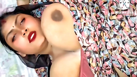 Brunette girl and her老公 are fucking in the bedroom