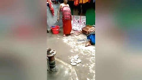 Indian babe with a nice natural curve has a solo bath