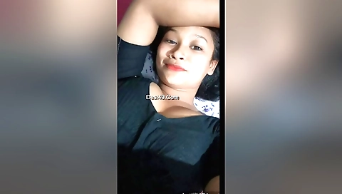 Slutty brunette girl in amateur cam shows her booty