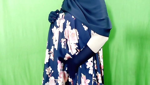 Indian solo female gets her pussy filled and her clit fucked