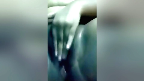 Indian chick with a sexy body getting her towels off