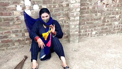 Indian chick with a fat ass is getting her ass stretched