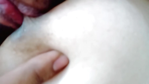 Indian girl with round nipples makes her pussy hot