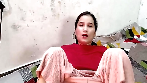 Indian chick plays around with her body in hot amateur video