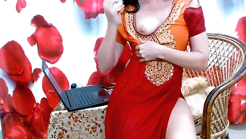 Indian stripper shows off her body in solo webcam video