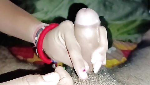 Handjob with desi bhabhi ends with a passionate licking