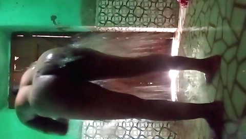 Indian brunette shows off her body in amateur video