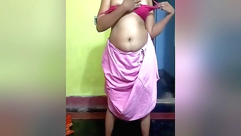 Indian babe seduces on her own body and gets fucked