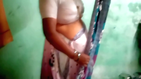 Indian housewife gets off on her own bed and shows us