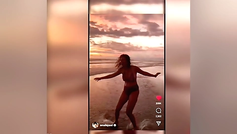 Brunette brunette showing off her sexy ass on the webcam