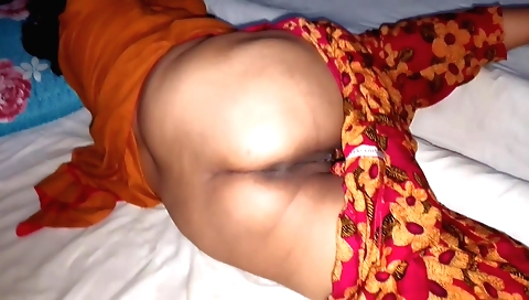 Indian stepmom gets fucked in close-up and handjob