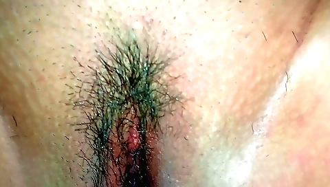 Indian girl fucks her hairy pussy in homemade clip