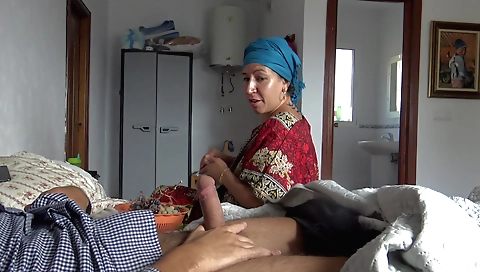 52 Yasındaki Temizlikcim Otel Odasında 25 Liraya Buyuk Pipimi Emiyor