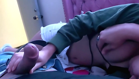 Handjob with a hot Indian chick in the amateur video