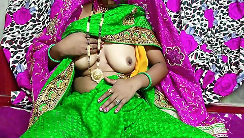 Indian hairy girl in a solo video of her hairy pussy