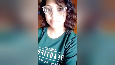 An exclusive desi chick shows her body and she is ready to change top