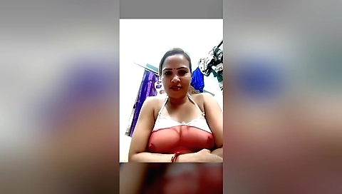 Indian girl masturbating in her bed in amateur video