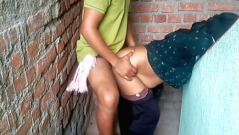 Indian amateur babe fucks her pussy with a long handjob