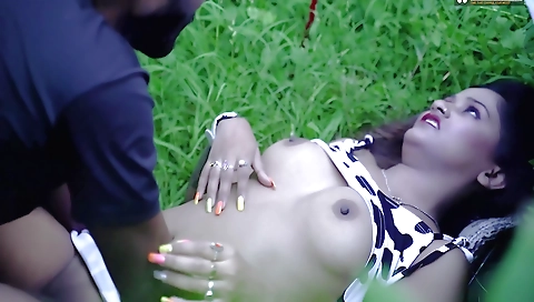 Nibba nibbi gets in a group of Indian girls in park