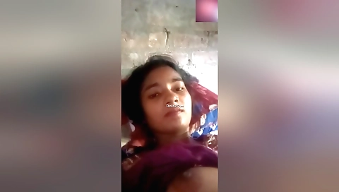 Sexy Indian chick in amateur solo video with webcam