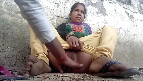 Indian bhabhi fingered in the hottest outdoor scene