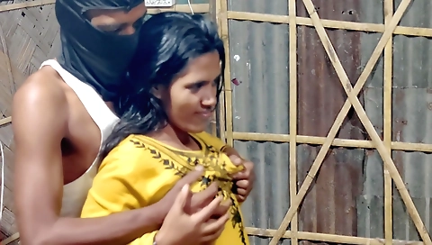 Indian amateur girlfriend is showing me how to kiss