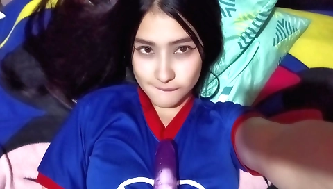 Indian solo girl gets naked and makes herself a beautiful pussy