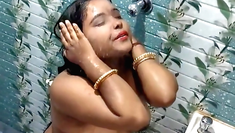 Chubby amateur milf takes hot shower after showering