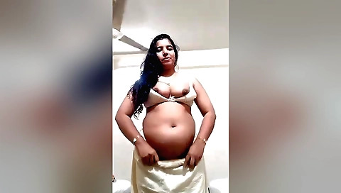 Indian amateur girl shows off her big booty in solo video