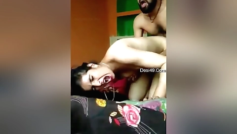 Indian brunette sex video with a hot and sexy chick