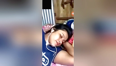 Bhabhi shows her boobs and makes a beautiful homemade video