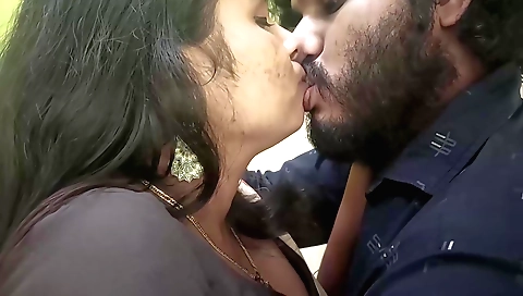 Indian teen with big ass and a nice face is giving a kiss