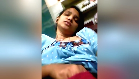 Indian brunette masturbating in a solo vid on webcam