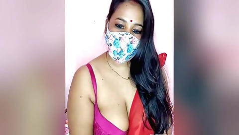 Indian brunette masturbates on webcam in amateur video