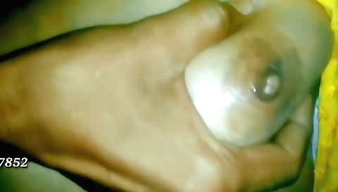 Indian babe masturbates and shows off her sexy body