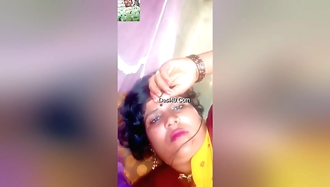 Indian hottie with big tits shows off her sexy body