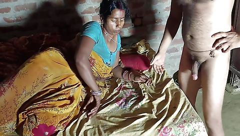 Indian sex video shows a girl giving a dick inside her