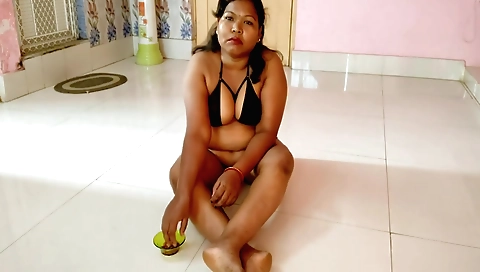 Amateur brunette housewife with a sexy outfit in hd video