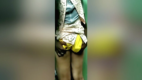 Indian amateur webcam video showing her natural body