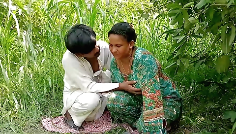 Indian woman enjoys outdoor sex with her boyfriend