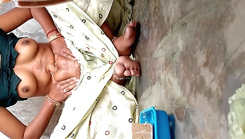 Amateur bhabi video shows hairy and sexy 18yo girl