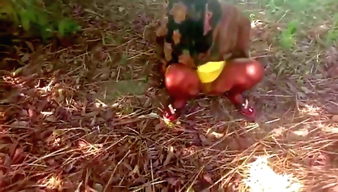 Busty desi girl fingers as she takes off a naked body