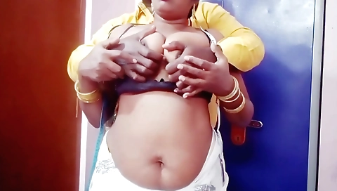 Girlfriend gets a blowjob with her cunt as the guy rides on her pussy