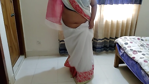 Hot bhabhi wearing a sexy saree gets fucked on webcam