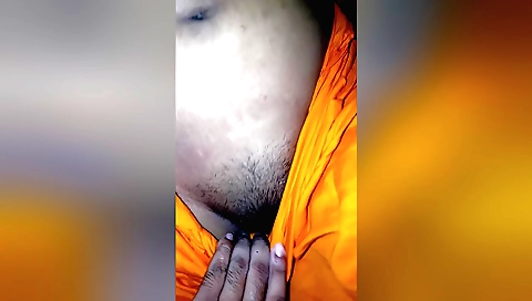 Indian couple shares bedroom hushing their husbands wife on床